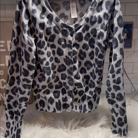 CHEROKEE LEOPARD SWEATER. 🎸 - Picture 2 of 4